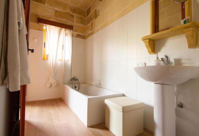 اتاق استاندارد سه تخته با بالکن, Gizimina B&b By Verosole