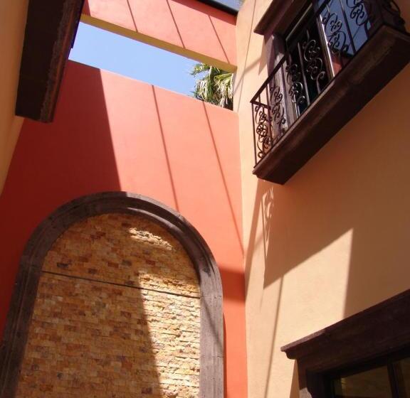 جناح جونيور, Casa Don Quijote