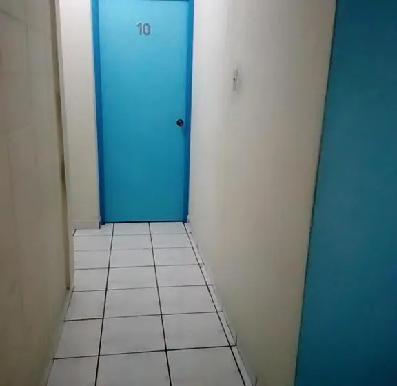 اتاق اکونومی, Happy House
