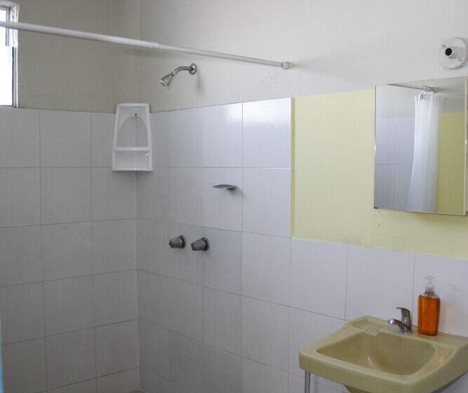 غرفة قياسية ثلاثية, Happy House