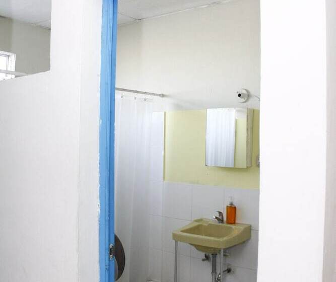 غرفة قياسية ثلاثية, Happy House