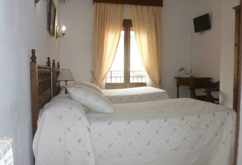 标准三人间, Hostal Cerezo