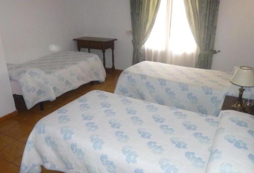 스탠다드 트리플 룸, Hostal Cerezo