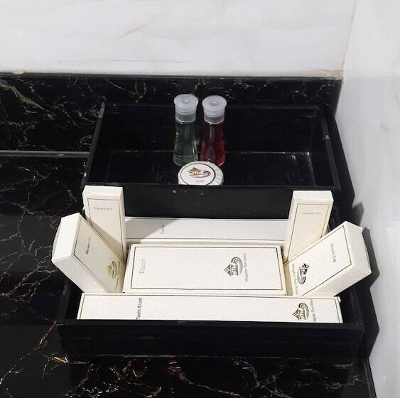 اتاق لوکس, Mingalar Thiri