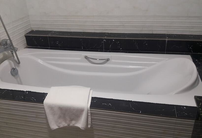 اتاق لوکس, Mingalar Thiri