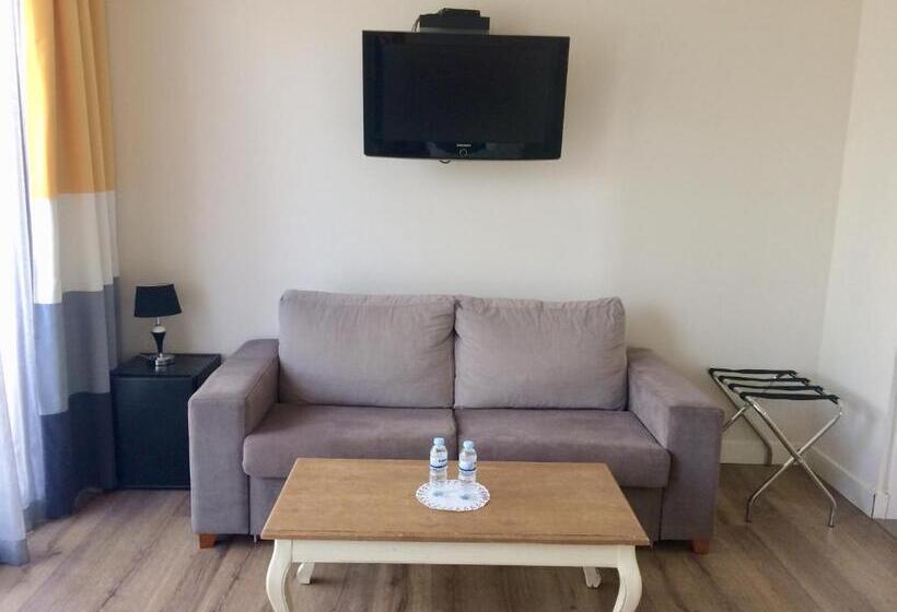 اتاق سوپریور, Royal Tennis Club