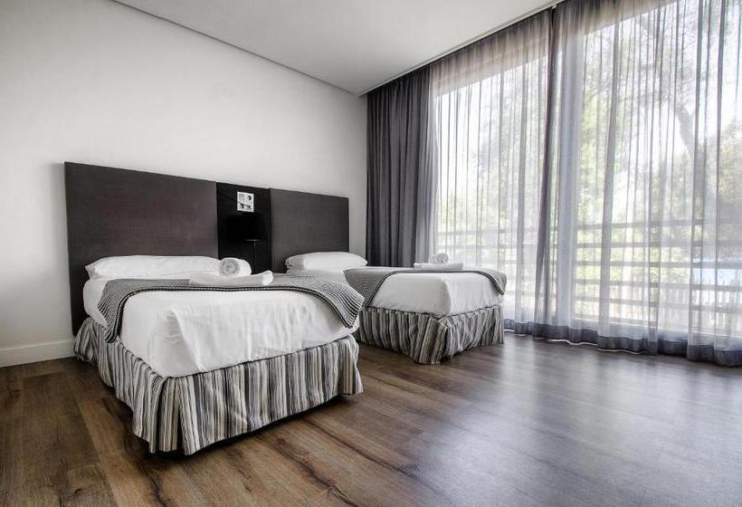 غرفة قياسية, Royal Tennis Club