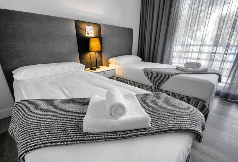 غرفة قياسية, Royal Tennis Club