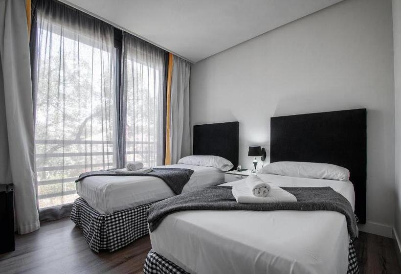 غرفة قياسية, Royal Tennis Club