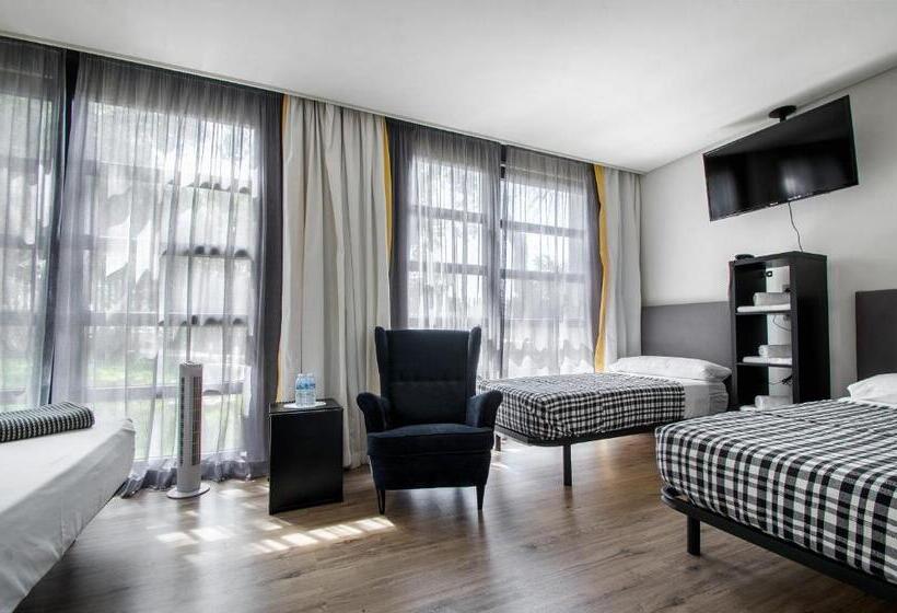 غرفة عائلية, Royal Tennis Club