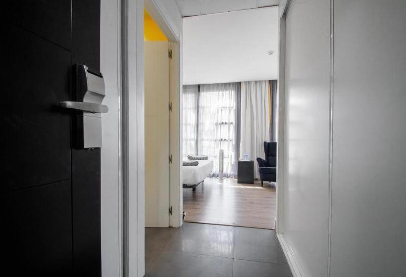 غرفة عائلية, Royal Tennis Club