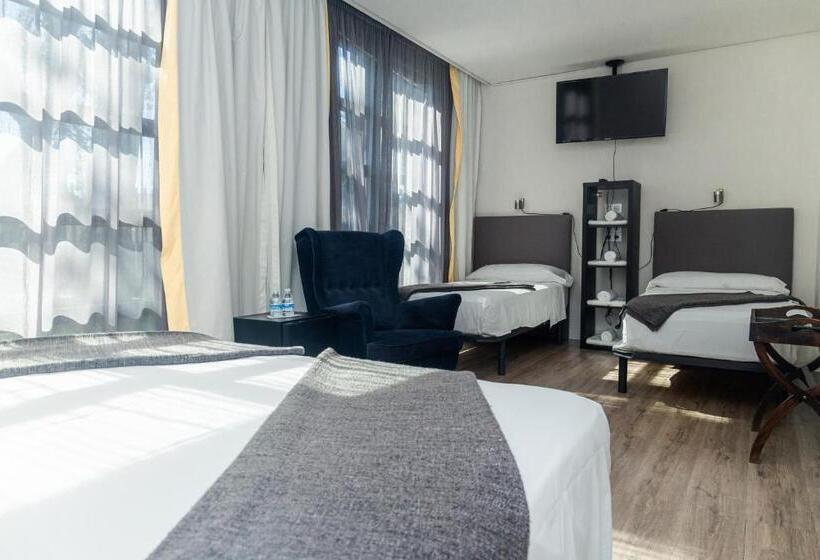 غرفة عائلية, Royal Tennis Club