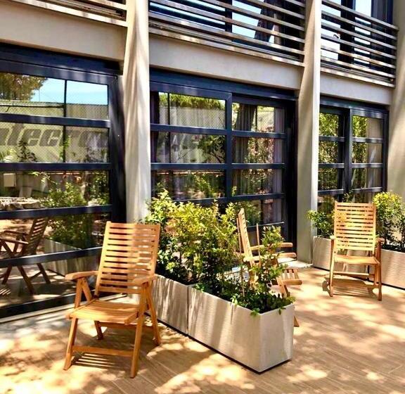 اتاق استاندارد با تراس, Royal Tennis Club
