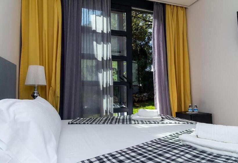 غرفة قياسية, Royal Tennis Club