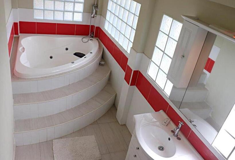 بانگلوی استاندارد, Y Restaurante Rincón Familiar