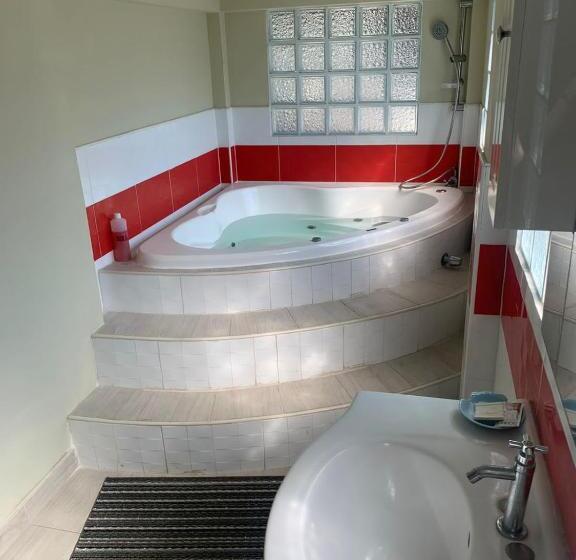 بانگلوی استاندارد, Y Restaurante Rincón Familiar