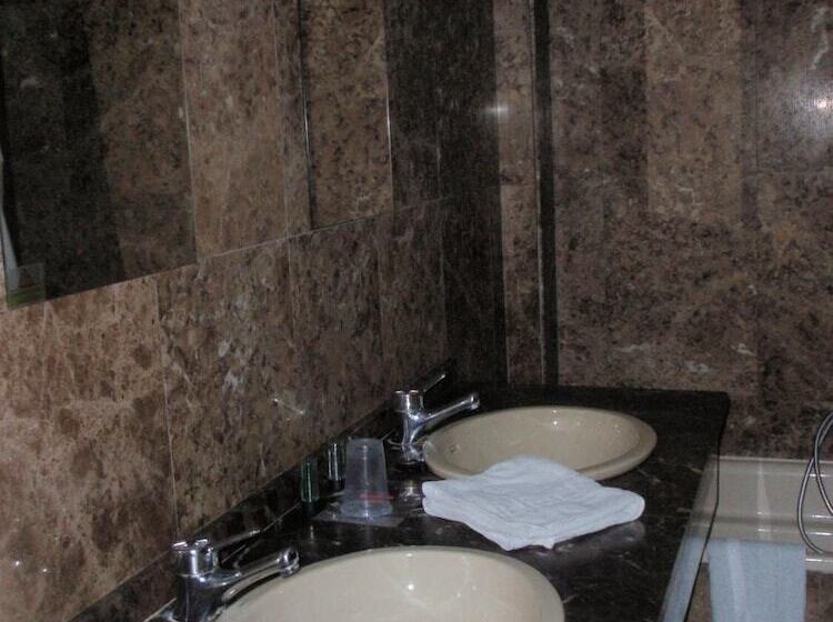 スタンダードトリプルルーム, Favila Oviedo