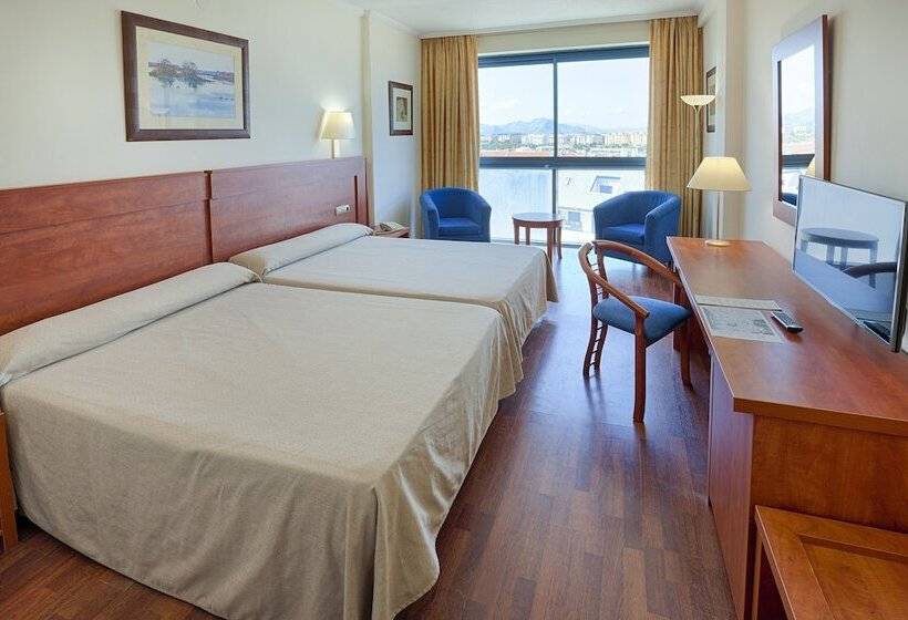 家庭间, Port Denia