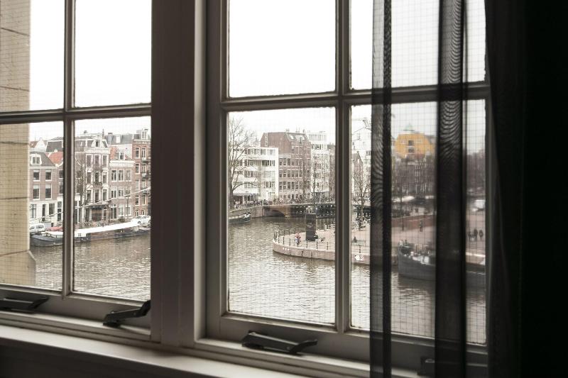 家庭间, Port Denia