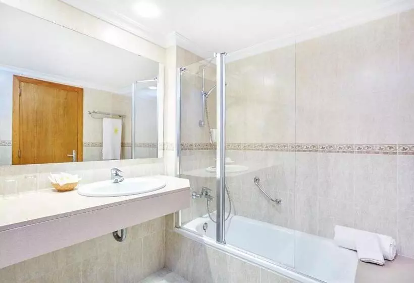 اتاق اکونومی, Universal Hotel Castell Royal