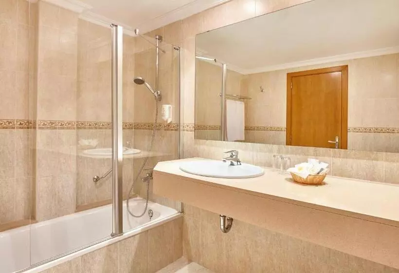 اتاق خانوادگی, Universal Hotel Castell Royal