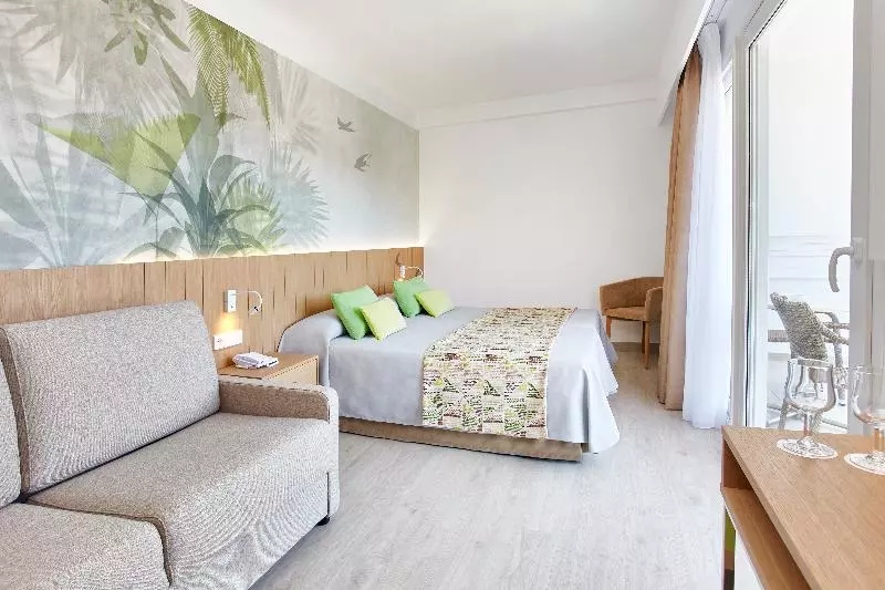 اتاق خانوادگی, Universal Hotel Castell Royal