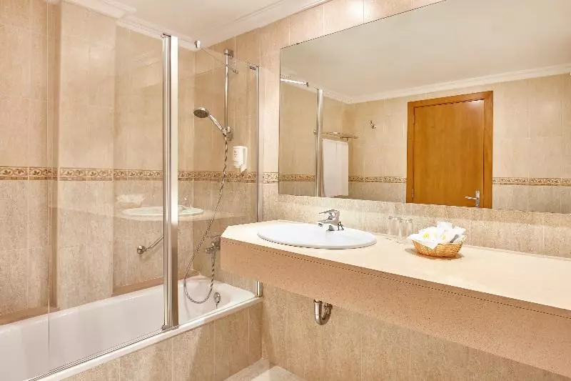 اتاق خانوادگی, Universal Hotel Castell Royal