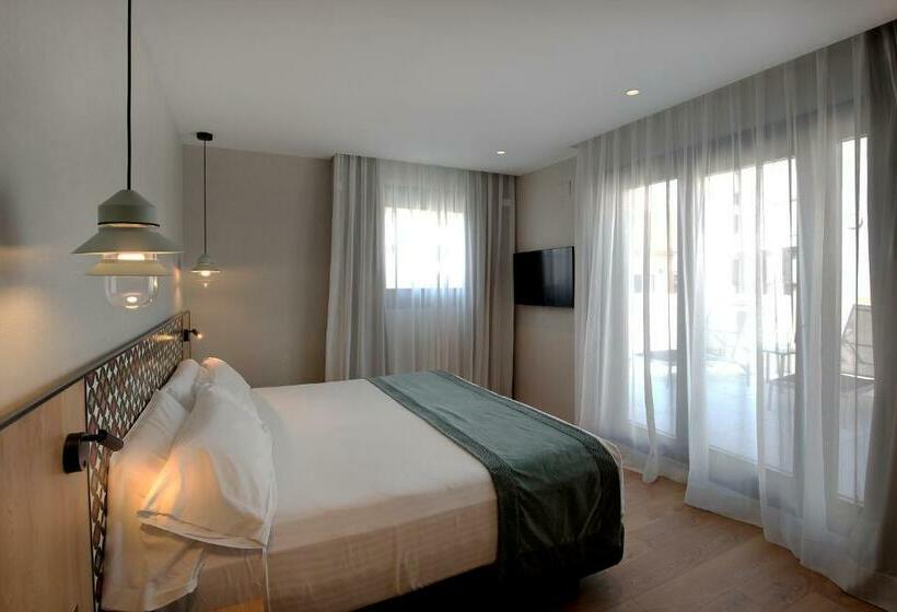 جناح جونيور مزوَّد بحمام سباحة, Catalonia Excelsior