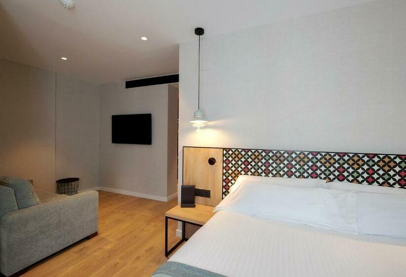 جناح جونيور مزوَّد بحمام سباحة, Catalonia Excelsior