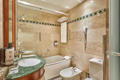 Номер Стандарт Трехместный, Exe Mitre