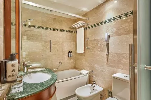 اتاق استاندارد سه نفره, Exe Mitre