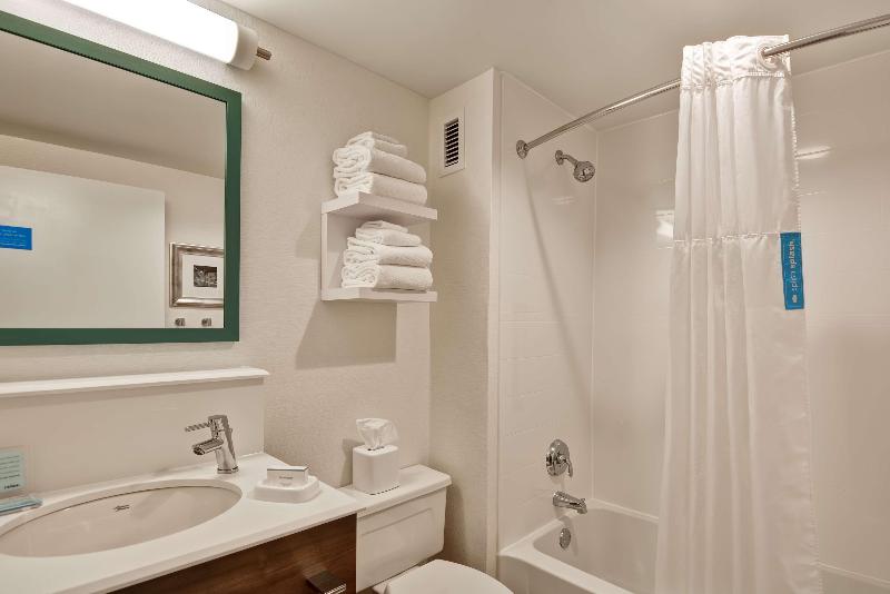 جناح جونيور, Invisa Hotel La Cala