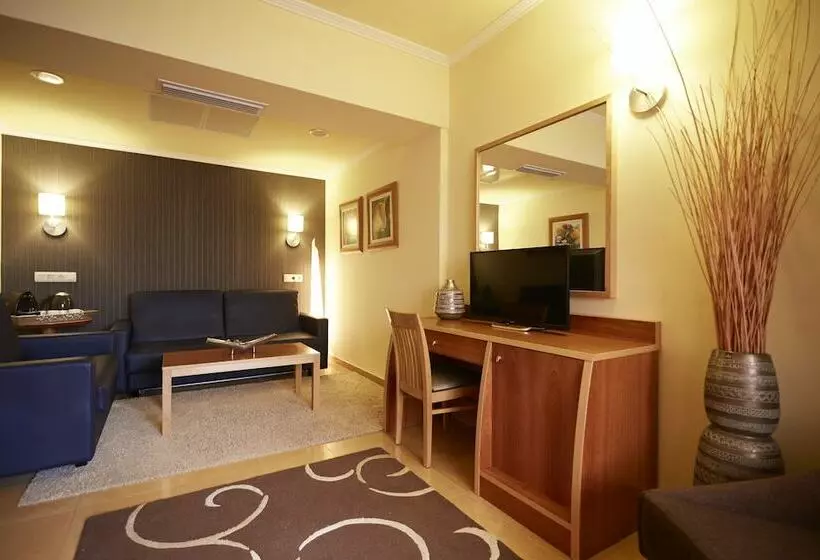 سوییت جونیور, Invisa Hotel La Cala