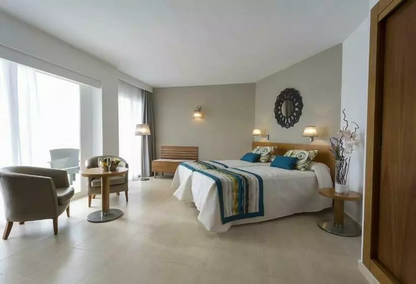 سوییت جونیور با چشم‌انداز استخر, Palladium Hotel Palmyra