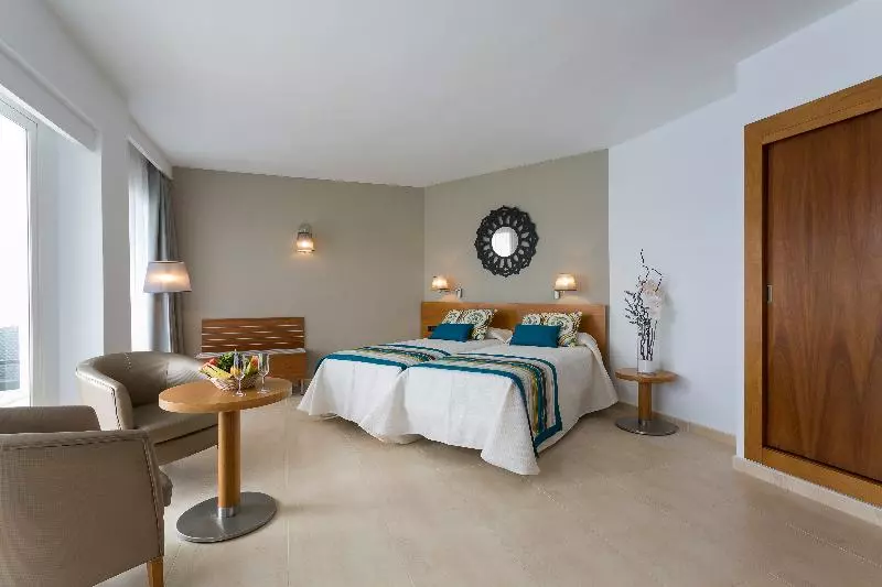 سوییت جونیور با چشم‌انداز استخر, Palladium Hotel Palmyra