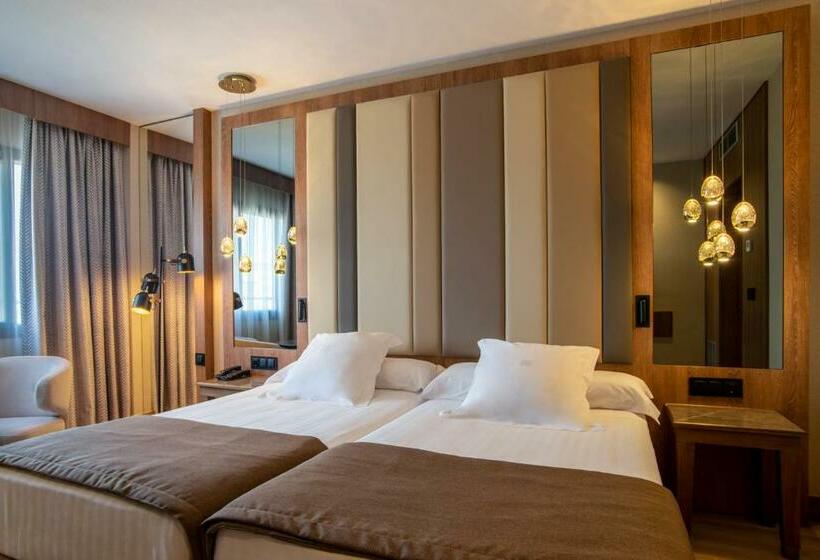 Camera Standard, Granada Center