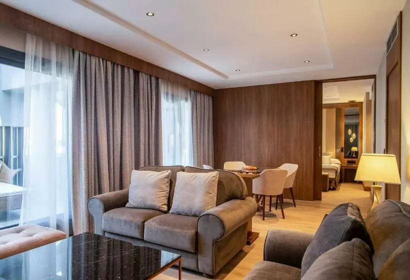Junior Suite, Granada Center