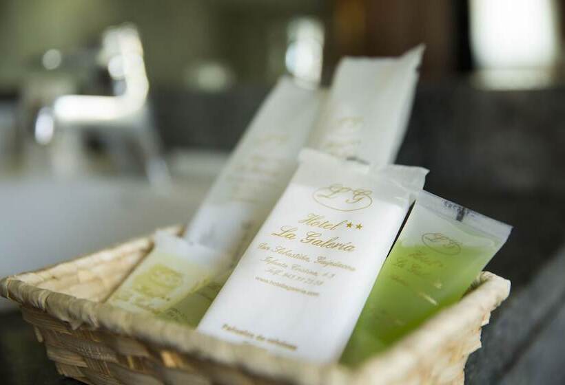 标准单人间, La Galería