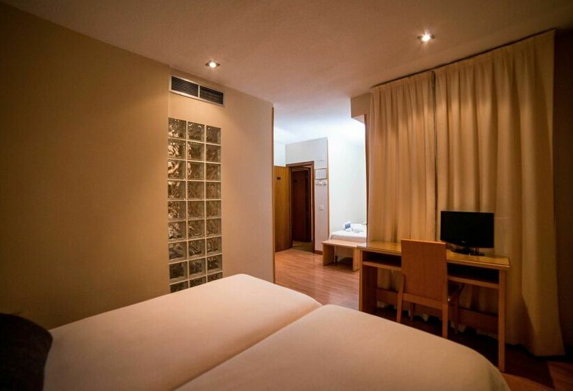 Habitación Triple Estándar, Serrano