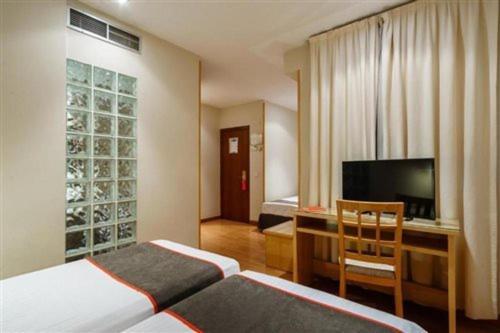Habitación Triple Estándar, Serrano