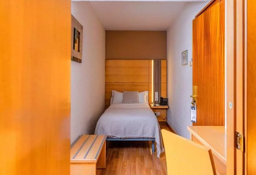 Chambre Standard Individuelle, Serrano