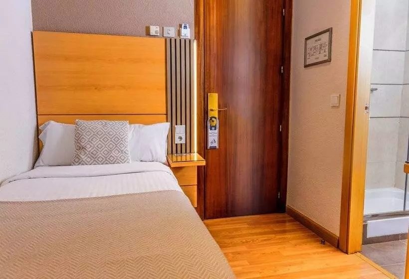 Chambre Standard Individuelle, Serrano