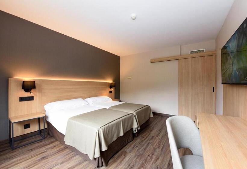 Номер Стандарт с Балконом, Sommos Hotel Benasque Spa