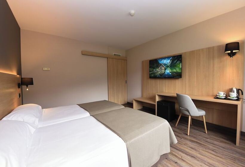 Номер Стандарт с Балконом, Sommos Hotel Benasque Spa