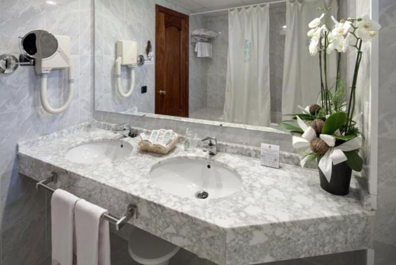 标准三人间, Gaudi