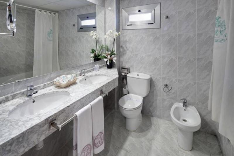 标准三人间, Gaudi