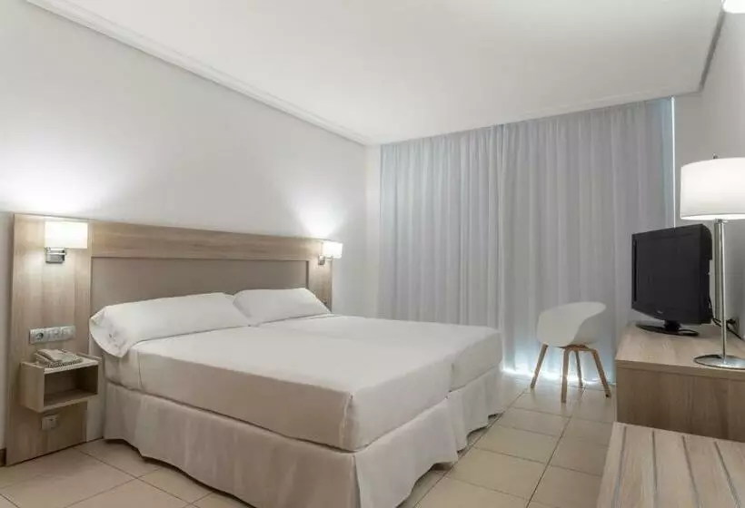 سوییت با چشم‌انداز باغ, Landmar Costa Los Gigantes Family Resort