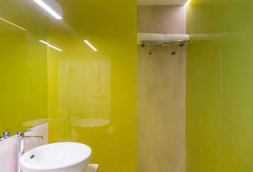 سوئیت جونیور خانوادگی, Macia Sevilla Kubb