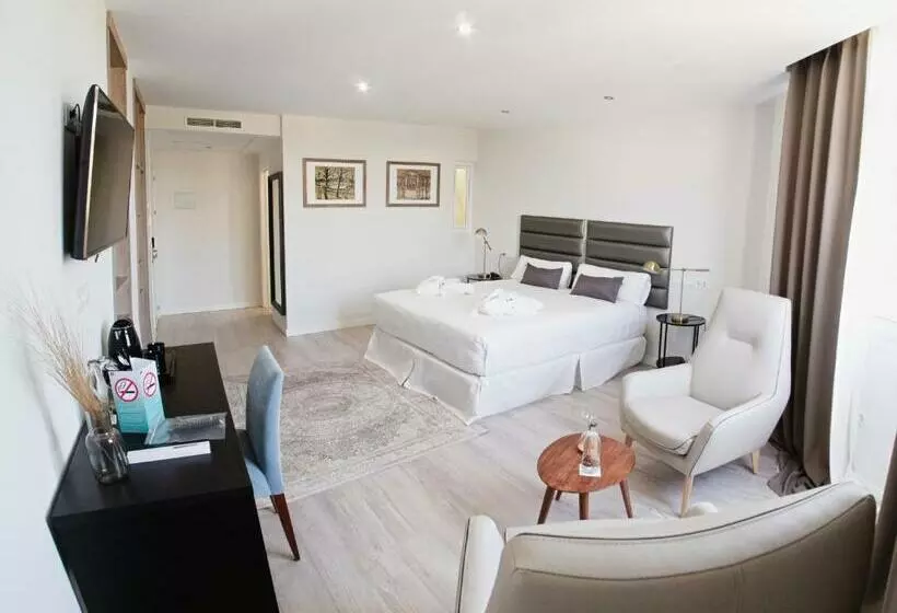デラックスルーム, Pasarela