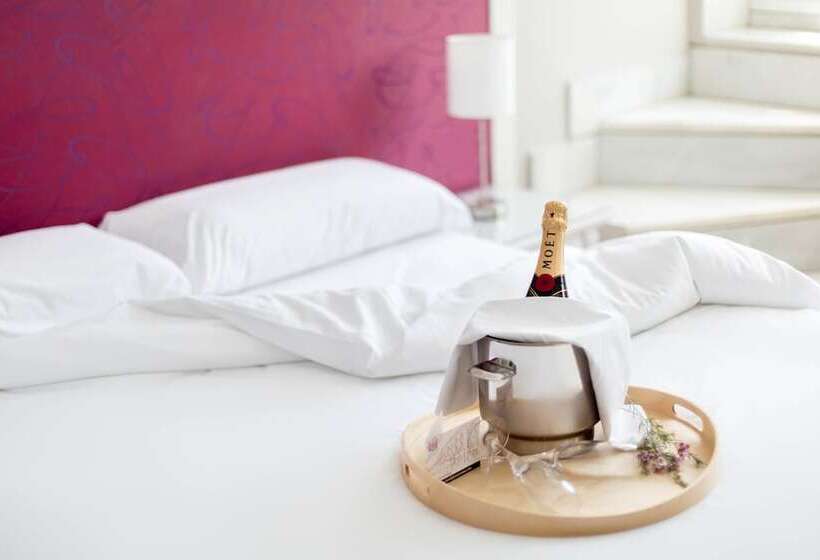 غرفة قياسية ثلاثية, Plaza Cavana